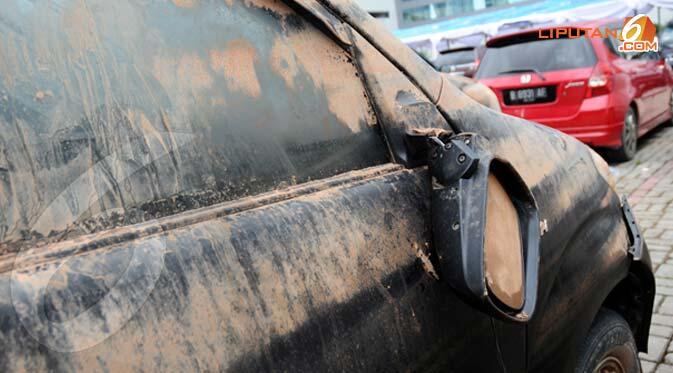 FOTO: Mobil di Plaza UOB, dari Kaca Pecah Hingga Spion Patah