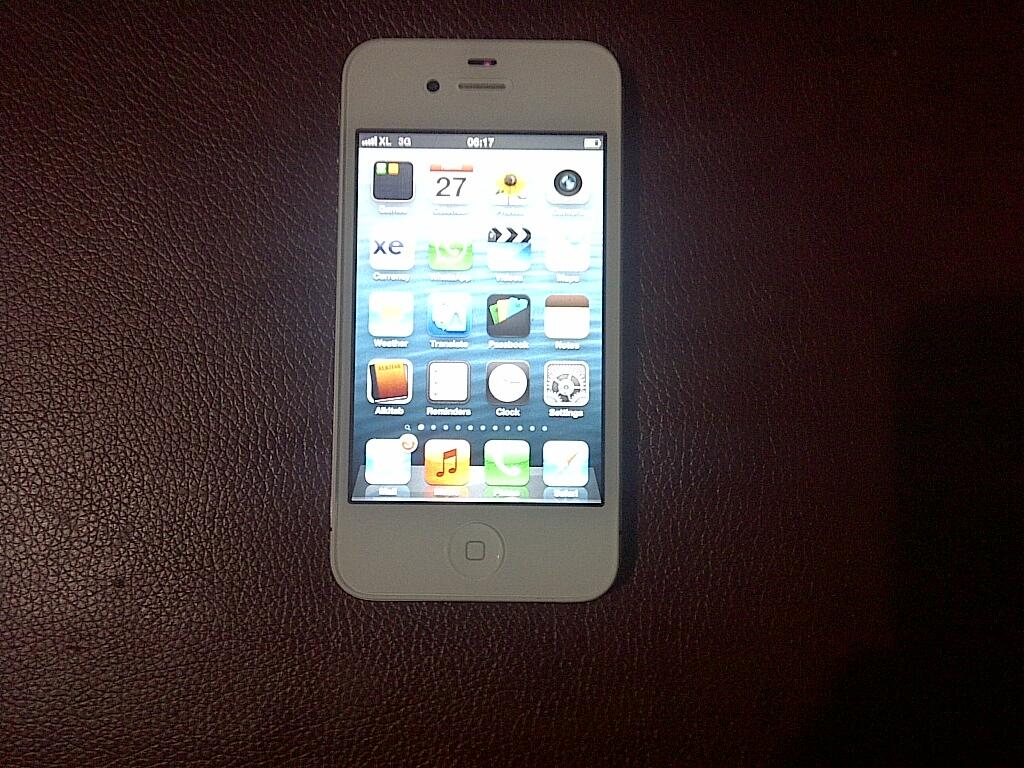 Jual iPhone 4S 16GB White garansi Internasional baru dua bulan pakai