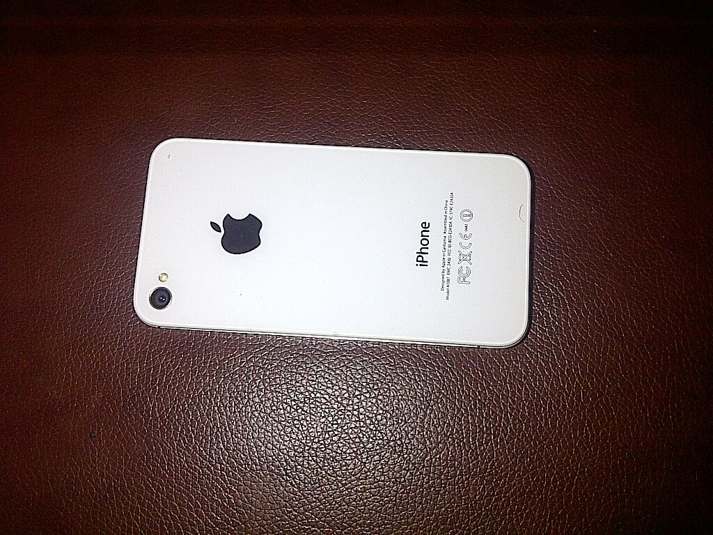 Jual iPhone 4S 16GB White garansi Internasional baru dua bulan pakai