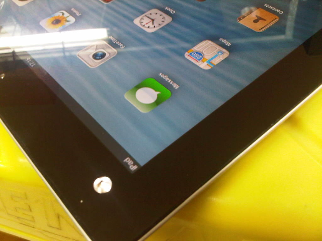 iPad 2 32GB Wifi Only FULLSET, Mulus 96% Like NEW Gan... Dijamin memuaskan. :)