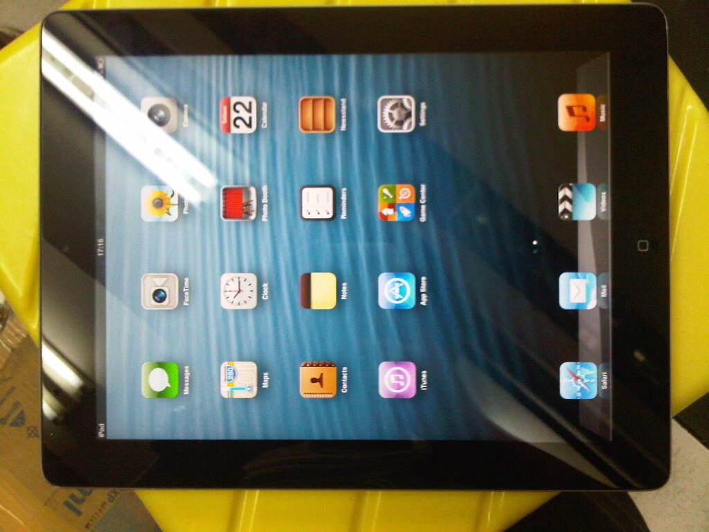 iPad 2 32GB Wifi Only FULLSET, Mulus 96% Like NEW Gan... Dijamin memuaskan. :)