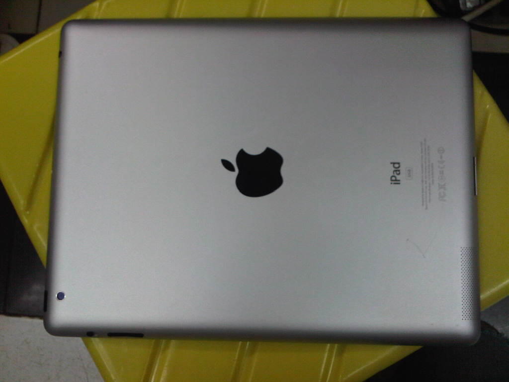 iPad 2 32GB Wifi Only FULLSET, Mulus 96% Like NEW Gan... Dijamin memuaskan. :)