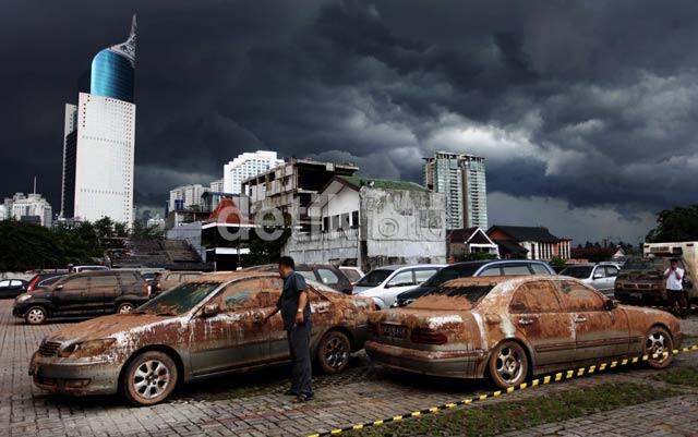 Foto2 mobil yang terendam di Plaza UOB setelah diangkat dari Basement gan