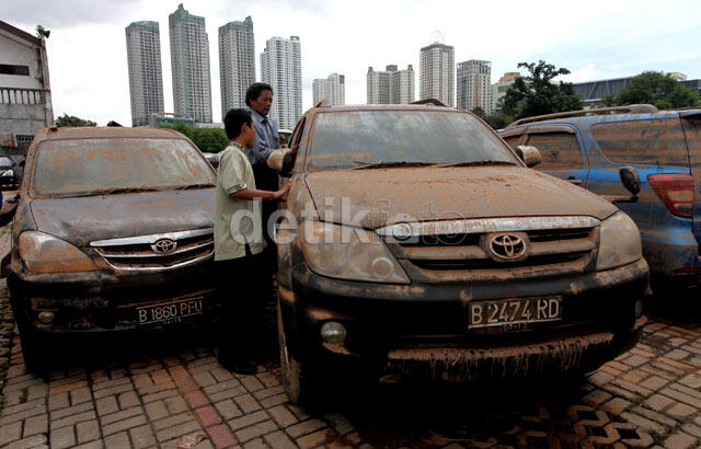 Foto2 mobil yang terendam di Plaza UOB setelah diangkat dari Basement gan