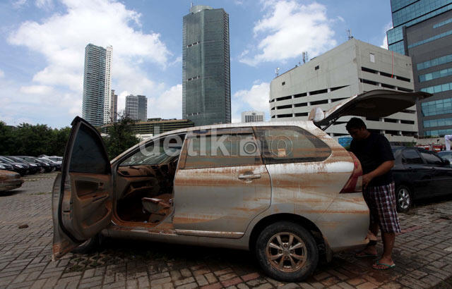 Foto2 mobil yang terendam di Plaza UOB setelah diangkat dari Basement gan