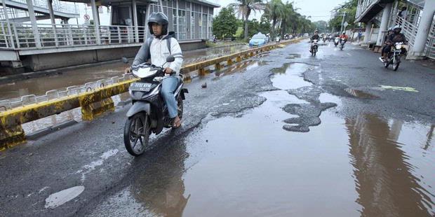 Jokowi segera perbaiki jalan rusak