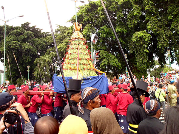 UPACARA ADAT KERATON YOGYAKARTA BERNAMA GREBEG