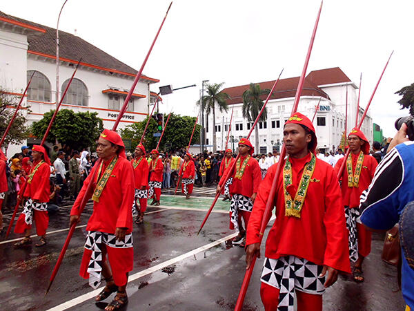 UPACARA ADAT KERATON YOGYAKARTA BERNAMA GREBEG