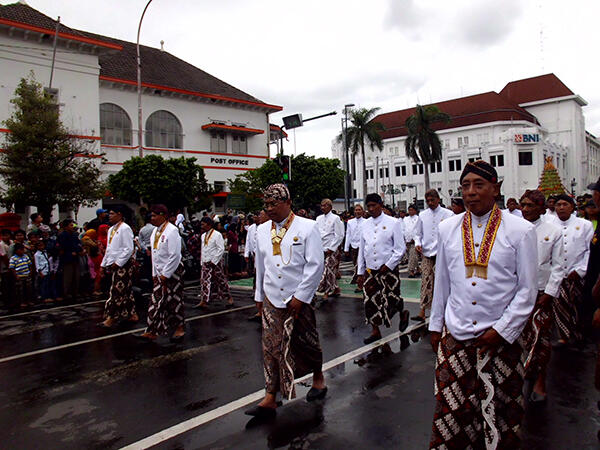 UPACARA ADAT KERATON YOGYAKARTA BERNAMA GREBEG