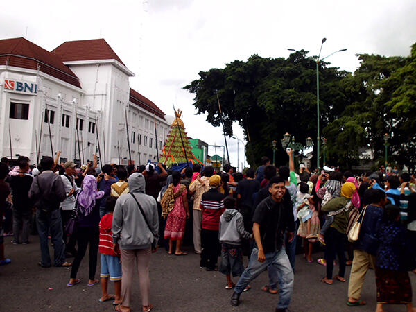 UPACARA ADAT KERATON YOGYAKARTA BERNAMA GREBEG