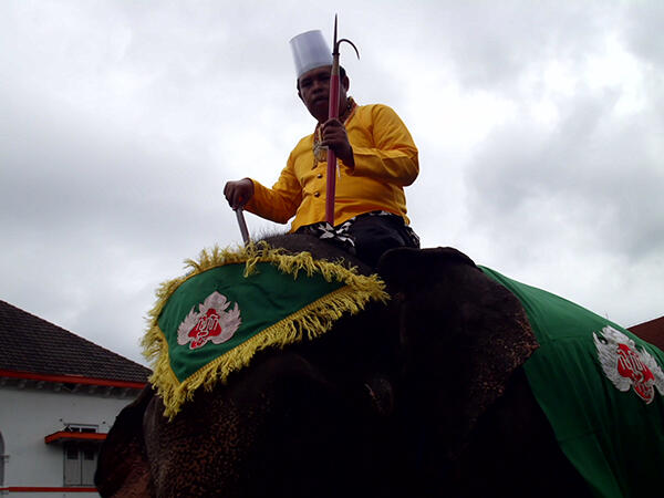 UPACARA ADAT KERATON YOGYAKARTA BERNAMA GREBEG