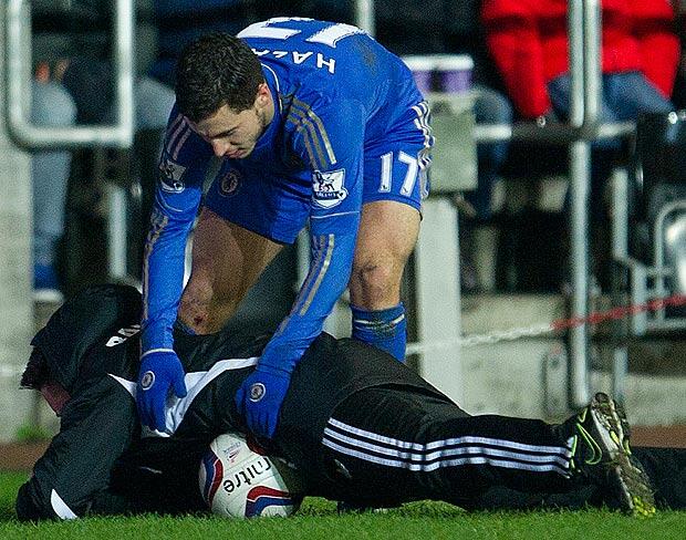 EDEN HAZARD VS BALL BOY, SAMPE ADA GAMENYA JUGA LHO!