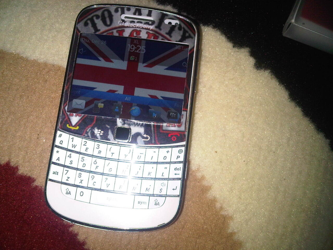 blackberry dakota 9900 white
