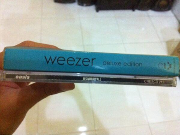 WTS CD Weezer Blue Album (Deluxe Edition) & Single Oasis Wonderwall