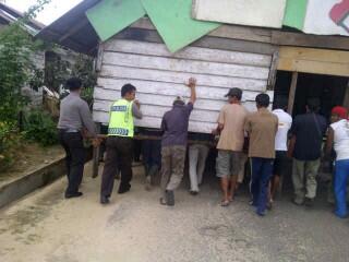 (sedikit unik+pic) Asep "Pindahkan" Rumah Ini Sejauh 200 Meter