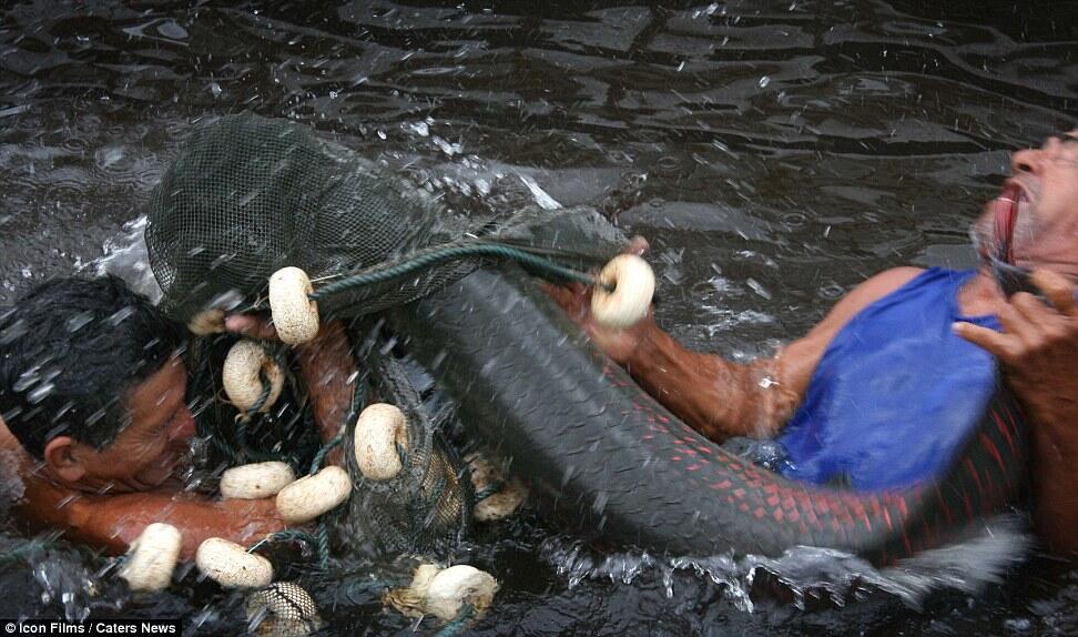 Jeremy Wade, pria yang DOYAN mancing ikan ikan MONSTER !!!