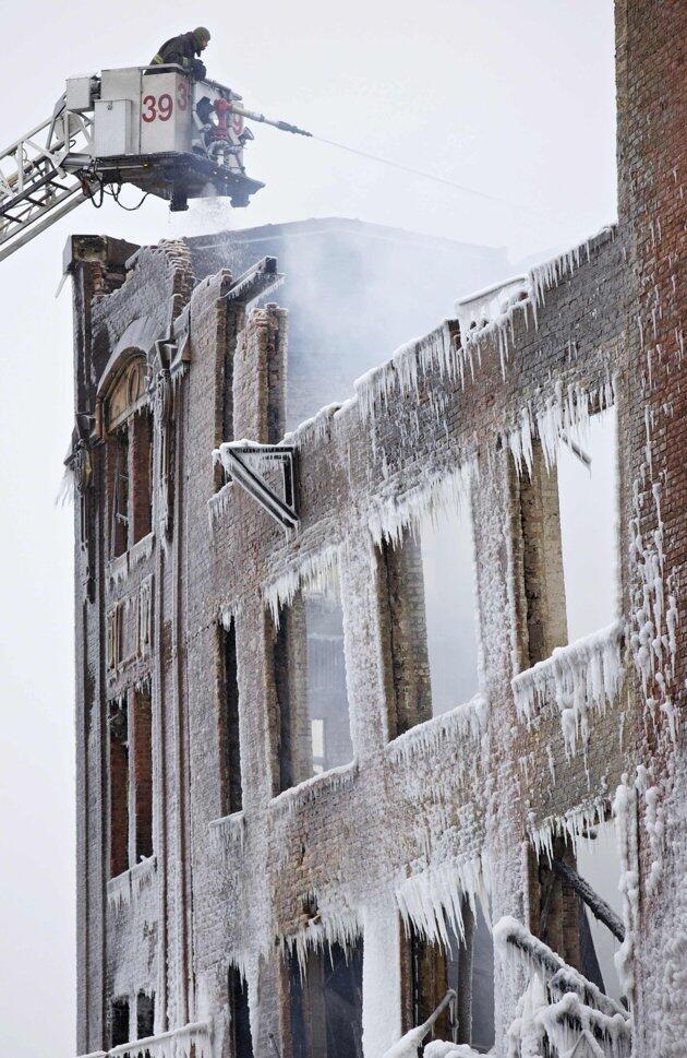 Memadamkan Api di Gedung yang Tertutup Salju