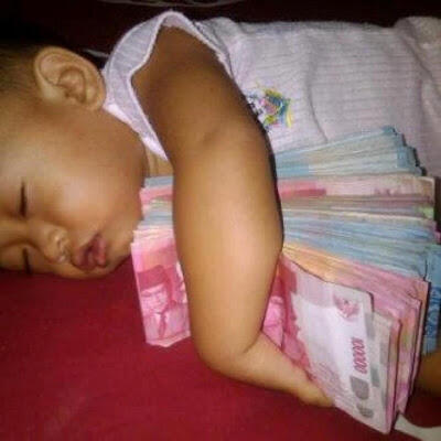 Bayi ini tidur nyenyak sambil meluk uang :ngakak inside