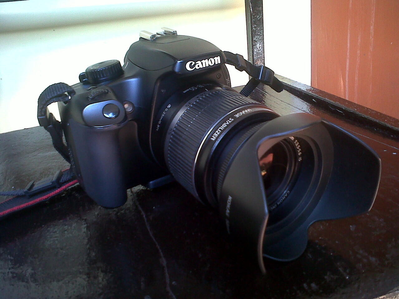 Canon 1000d EF-S 18-55 kit + hood + bag