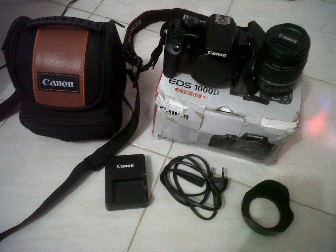 Canon 1000d EF-S 18-55 kit + hood + bag