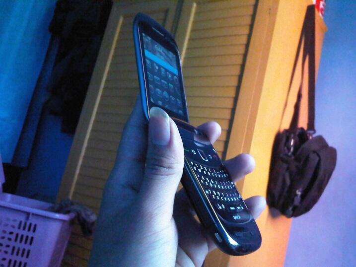 Dijual >> Blackberry Style 9670 cdma warna grey (Malang)