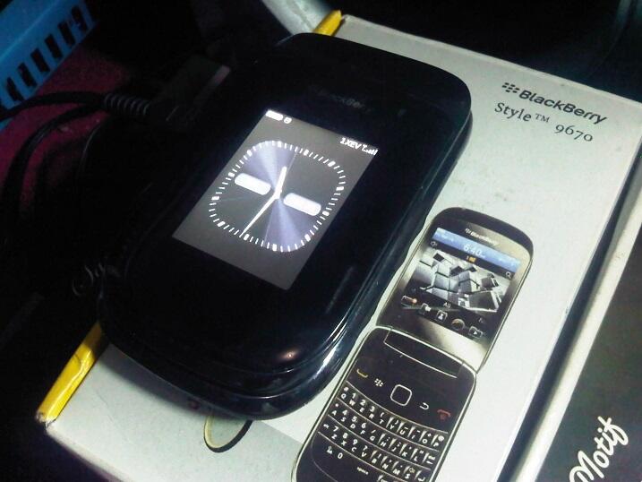 Dijual >> Blackberry Style 9670 cdma warna grey (Malang)