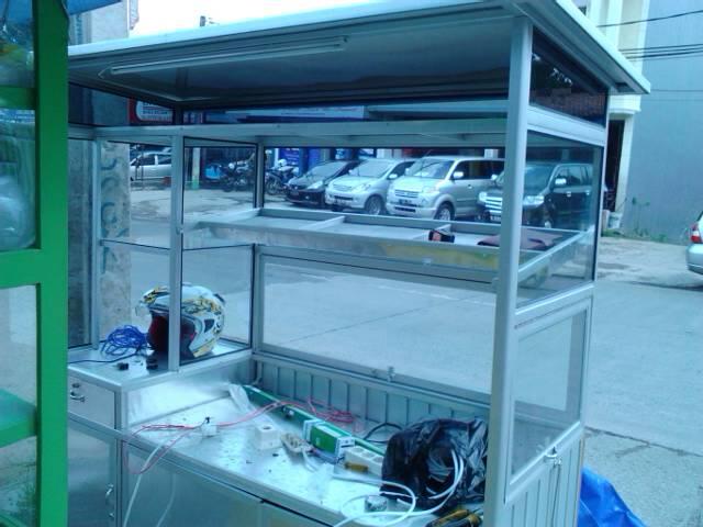 lapak gorengan di depan Indomaret