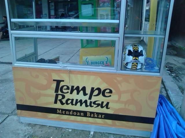 lapak gorengan di depan Indomaret