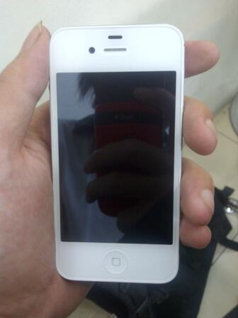 Jual Iphone 4S 32GB White FU kondisi 99% muluss harga boleh di aduu