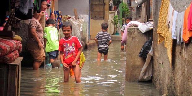 ( Ngak ada Hujan Gak Ada Angin ) Kampung Pulo Terendam Banjir Sejak Subuh 