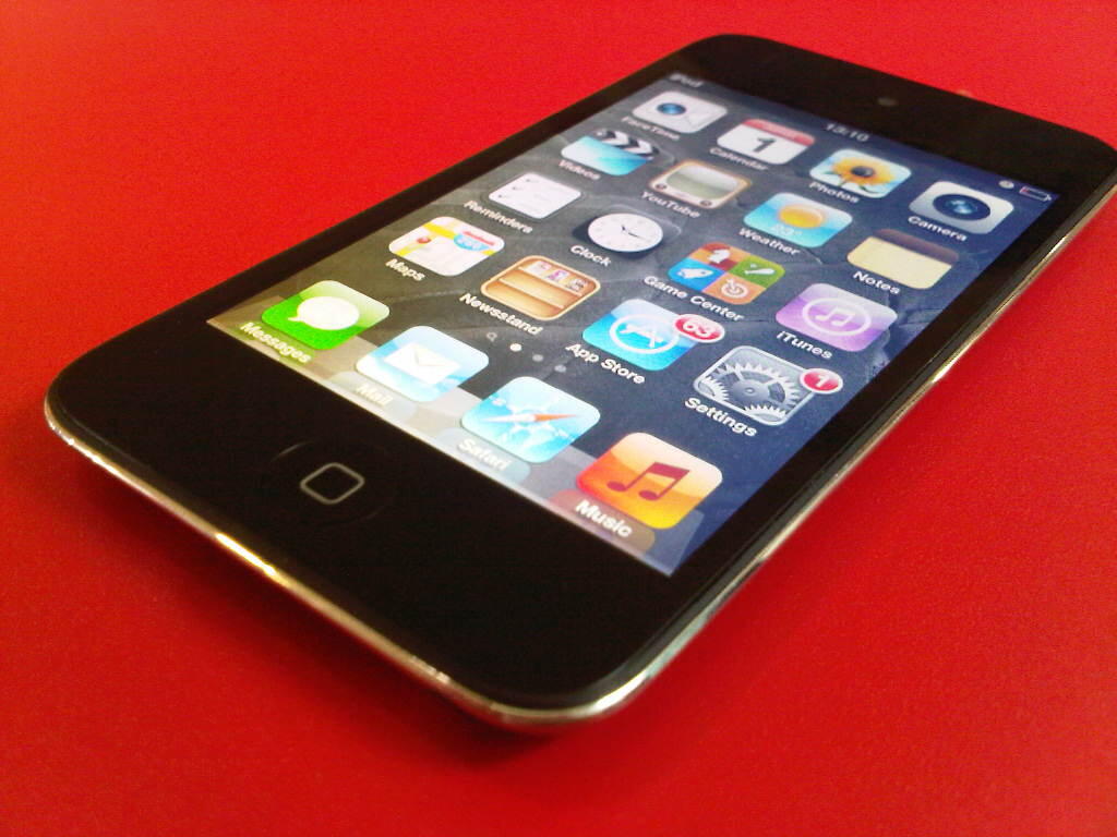 iPOD Touch 4 Generation 32GB FULLSET, Mulus 99% + Banyak BONUS!!