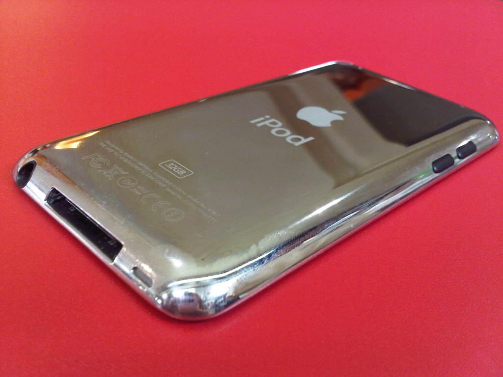 iPOD Touch 4 Generation 32GB FULLSET, Mulus 99% + Banyak BONUS!!