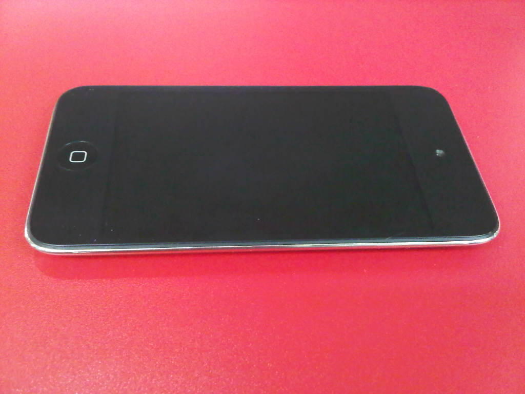 iPOD Touch 4 Generation 32GB FULLSET, Mulus 99% + Banyak BONUS!!