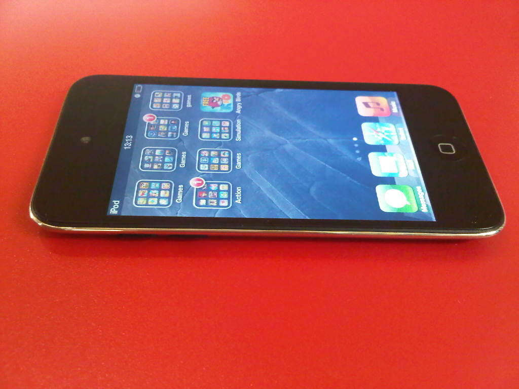 iPOD Touch 4 Generation 32GB FULLSET, Mulus 99% + Banyak BONUS!!
