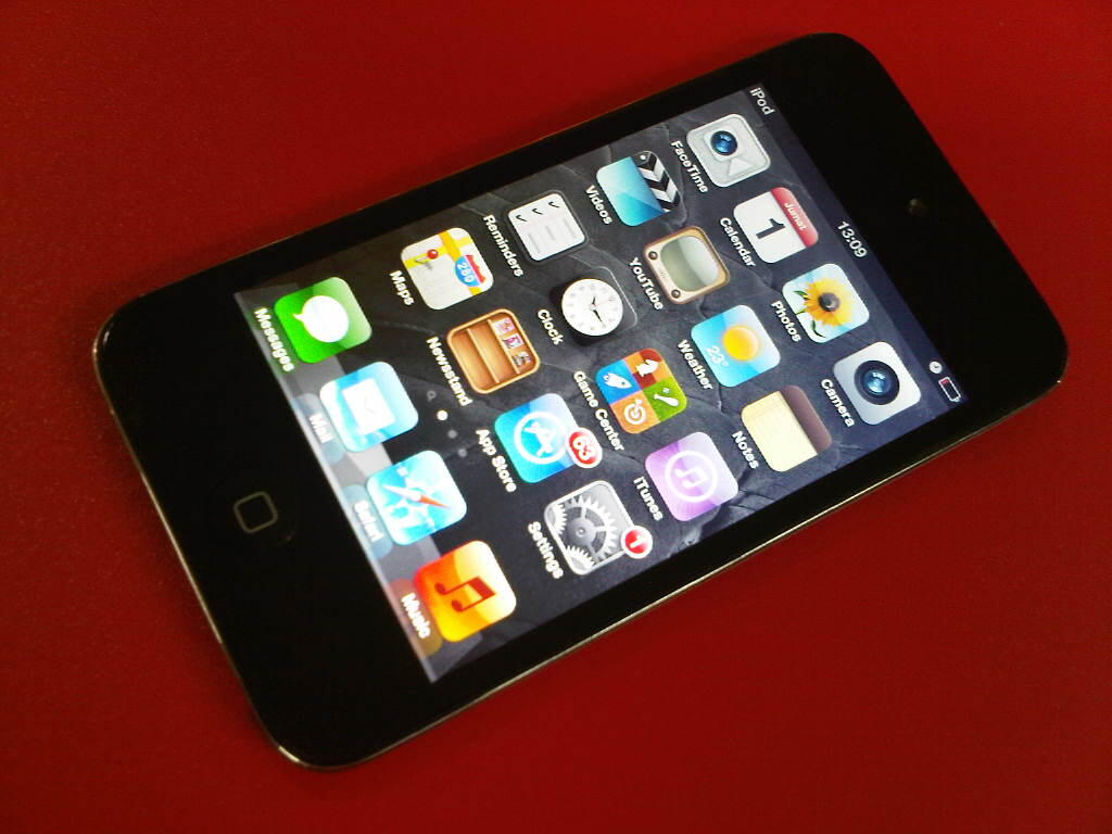 iPOD Touch 4 Generation 32GB FULLSET, Mulus 99% + Banyak BONUS!!