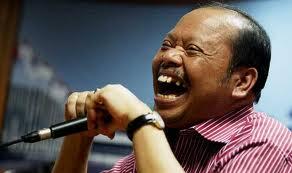 Gigi ompong simbol kejantanan pria Afrika