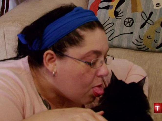 Aneh, Wanita Ini Hobby Makan Bulu Kucing