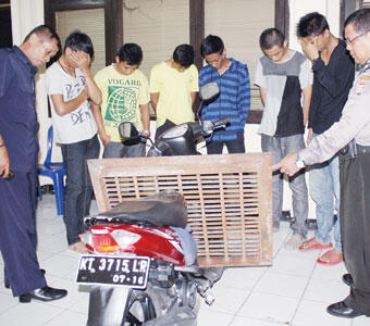 (Mental Maliiiinggggg) Penutup Gorong-gorong pun Digasak Ababil-Ababil ini