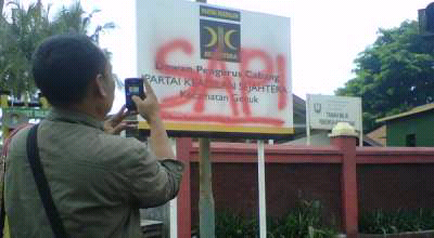 (ngakak) Papan Nama DPC PKS di Semarang Ditulis &quot;SAPI&quot;