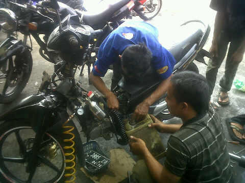 alat service kendaraan injection yamaha honda( injection cleaner tool set by WURTH )