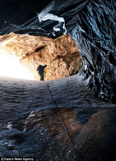 Pemandangan Es Abadi Di Gua Gletser Yang Menakjubkan