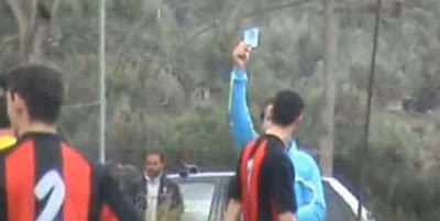 Pertama Kalinya di Dunia, Pemain Sepakbola Dapat Kartu Biru