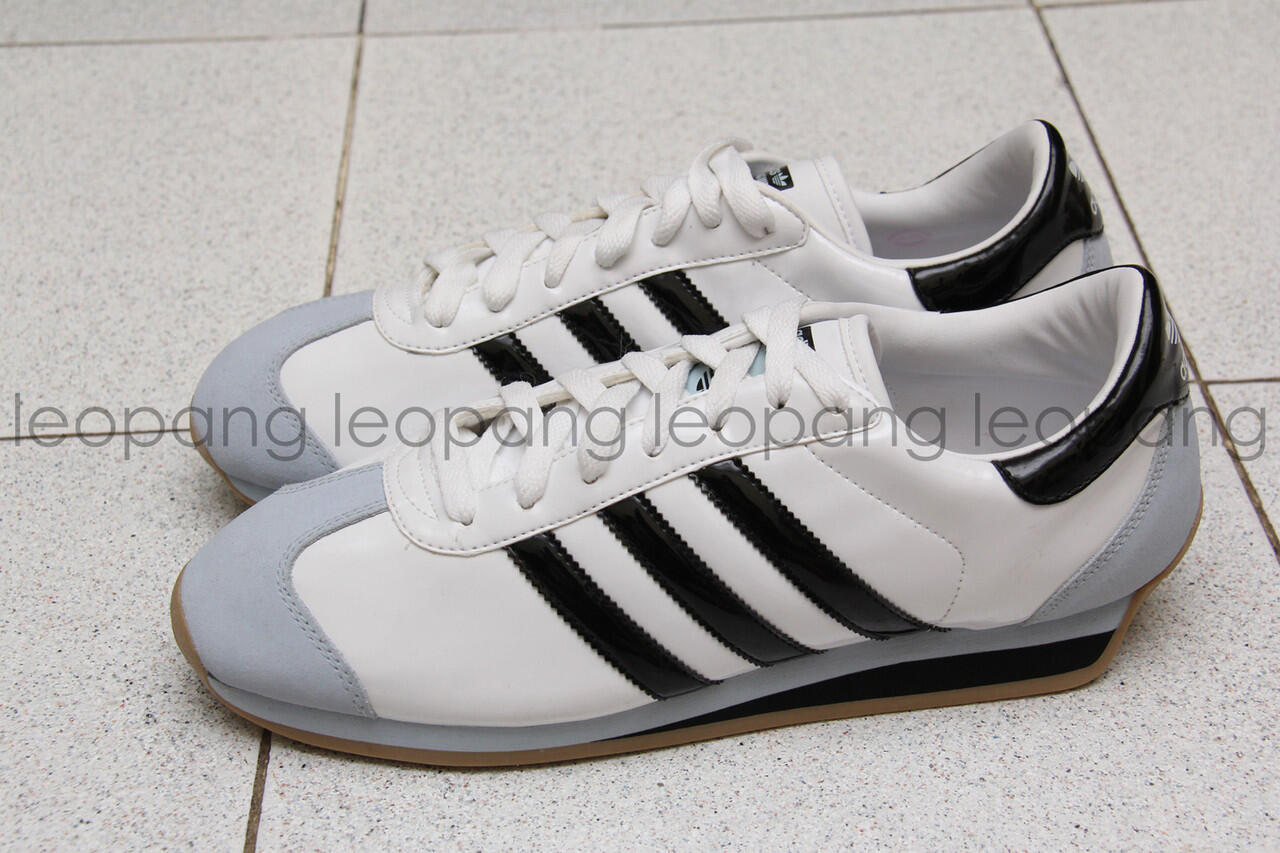 SEPATU ADIDAS