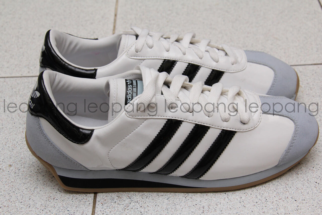 SEPATU ADIDAS