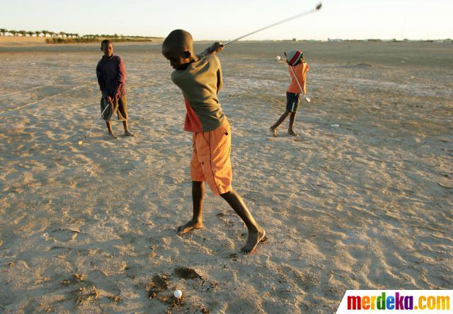 Tak ada lapangan golf padang pasir pun jadi