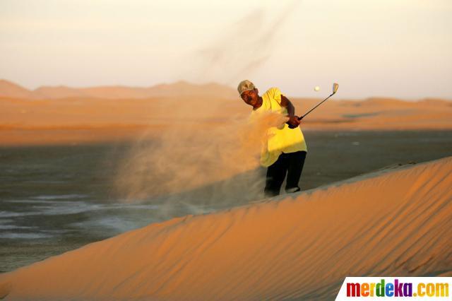 Tak ada lapangan golf padang pasir pun jadi