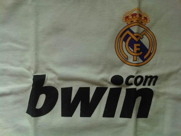 Terjual BAJU  BOLA  ANAK  REAL MADRID UNTUK ANAK  UMUR  2 4 