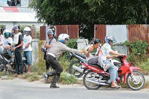 Puluhan Warga Kecewa pada Mobil Samsat Keliling