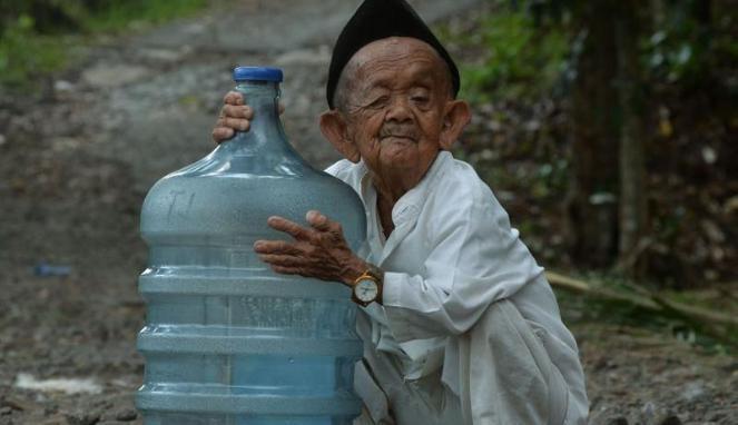 Iip Jumsari, Kakek Cebol Berusia 110 Tahun