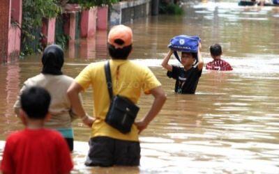 &#91;HOT NEWS&#93; Rumah Kebanjiran, Syahrini Pingsan 